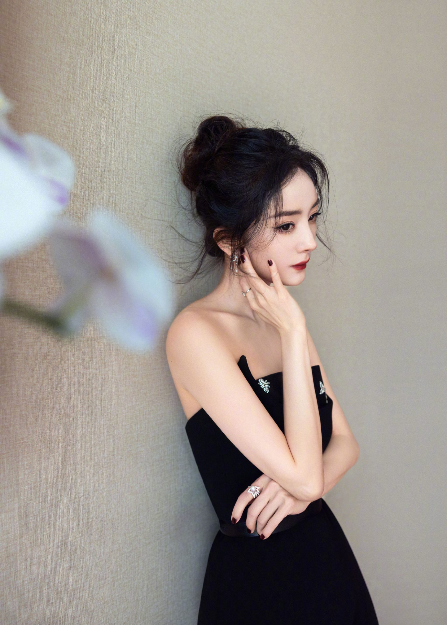 <strong>杨幂穿抹胸裙露香肩美腿 镜头怼脸颜值高</strong>