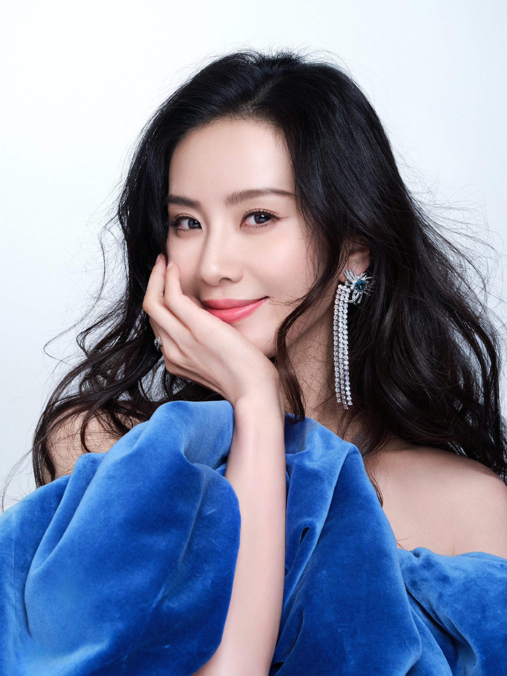 <strong>刘诗诗穿蓝裙优雅大气 肤白貌美身材佳</strong>