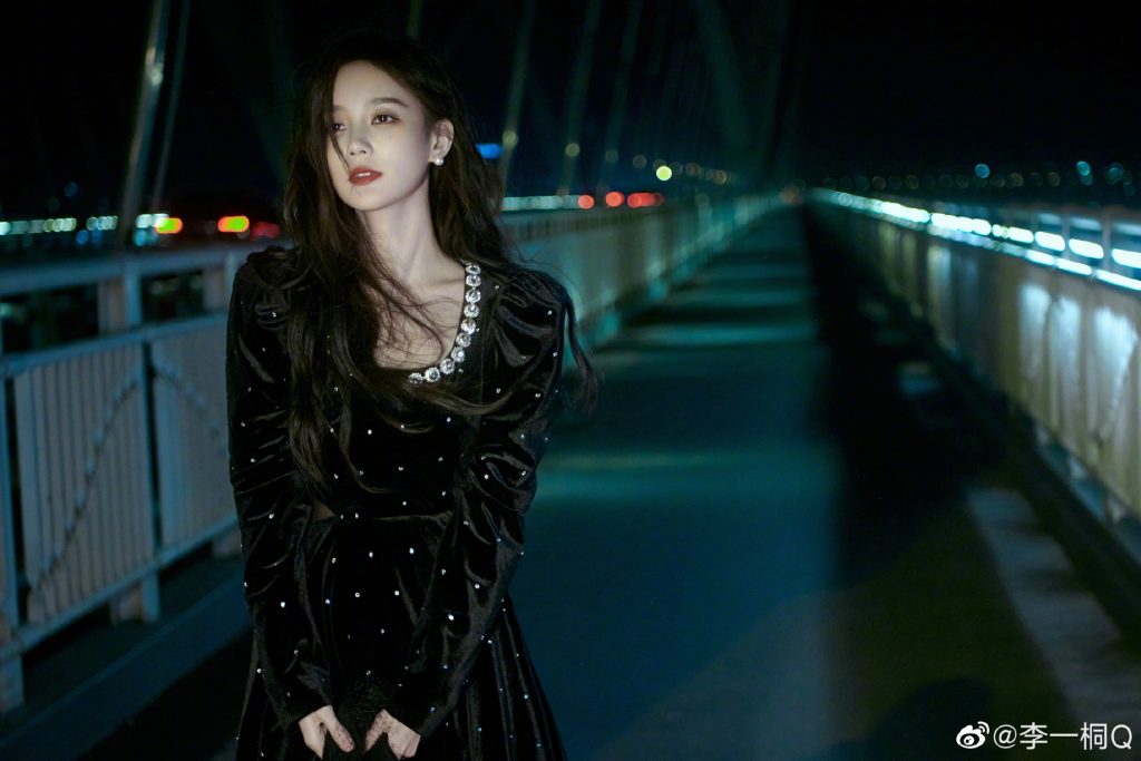 <strong>李一桐晒海边美照 穿丝绒短裙皮肤白皙</strong>