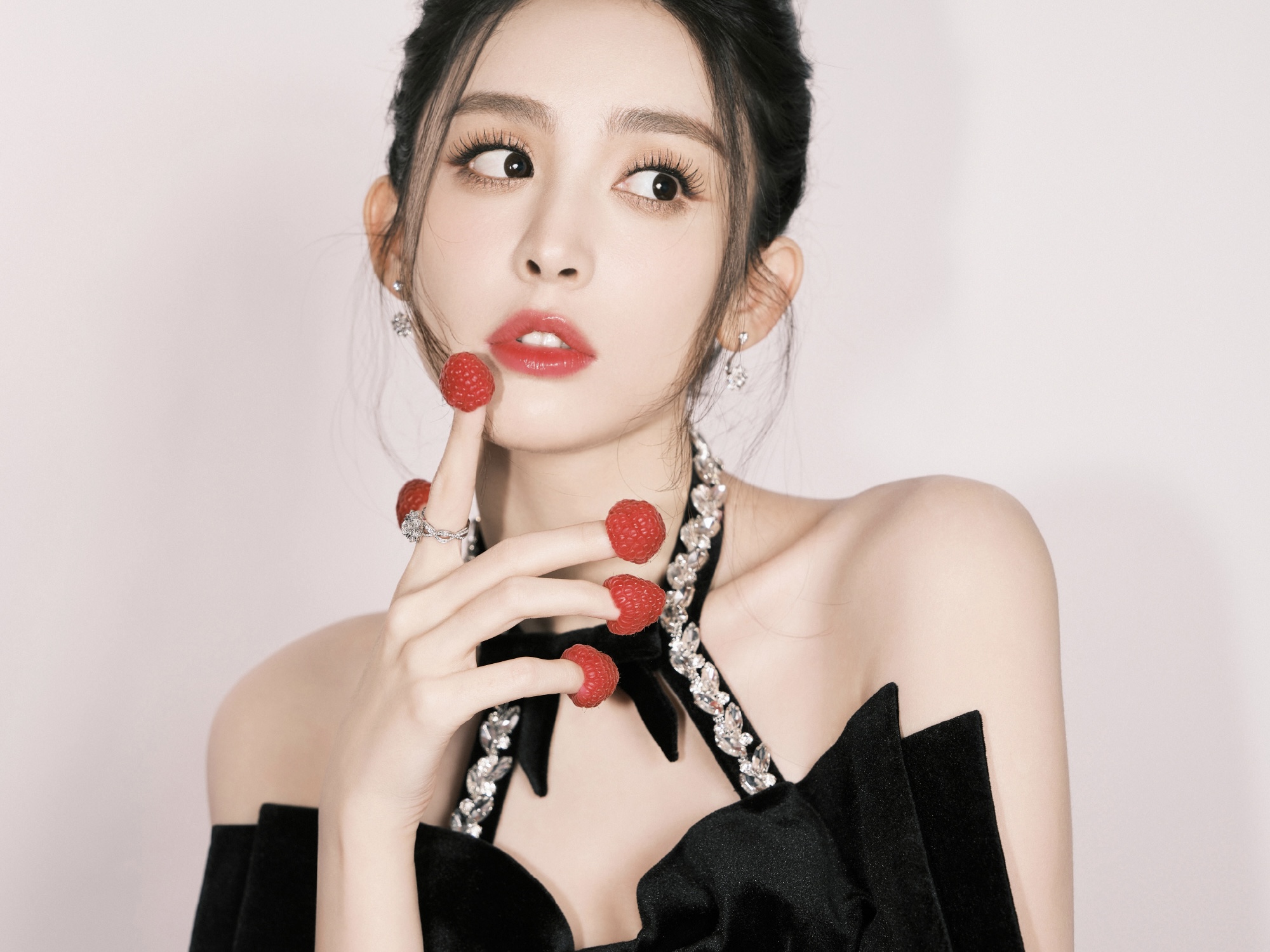 <strong>娜扎穿挂脖红裙好娇艳 笑容明媚秒变甜妹</strong>