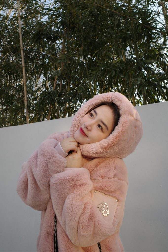 <strong>马思纯裹粉色毛绒外套 嘟嘴卖萌超可爱</strong>