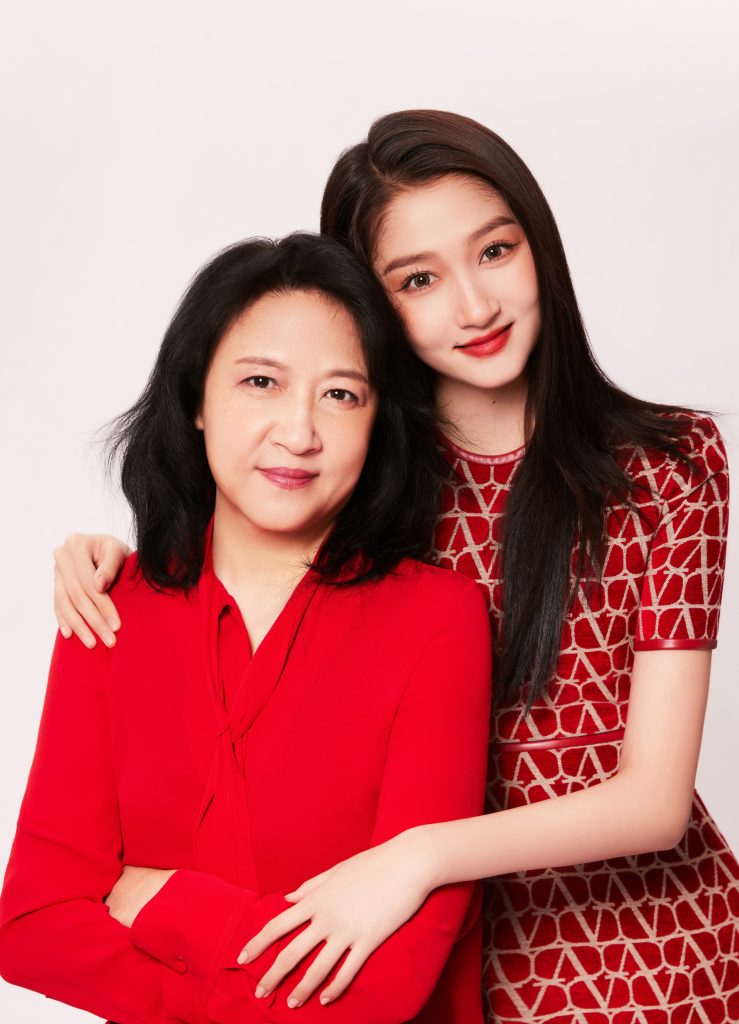 <strong>关晓彤晒和妈妈新春合影 穿红色印花裙灿笑</strong>