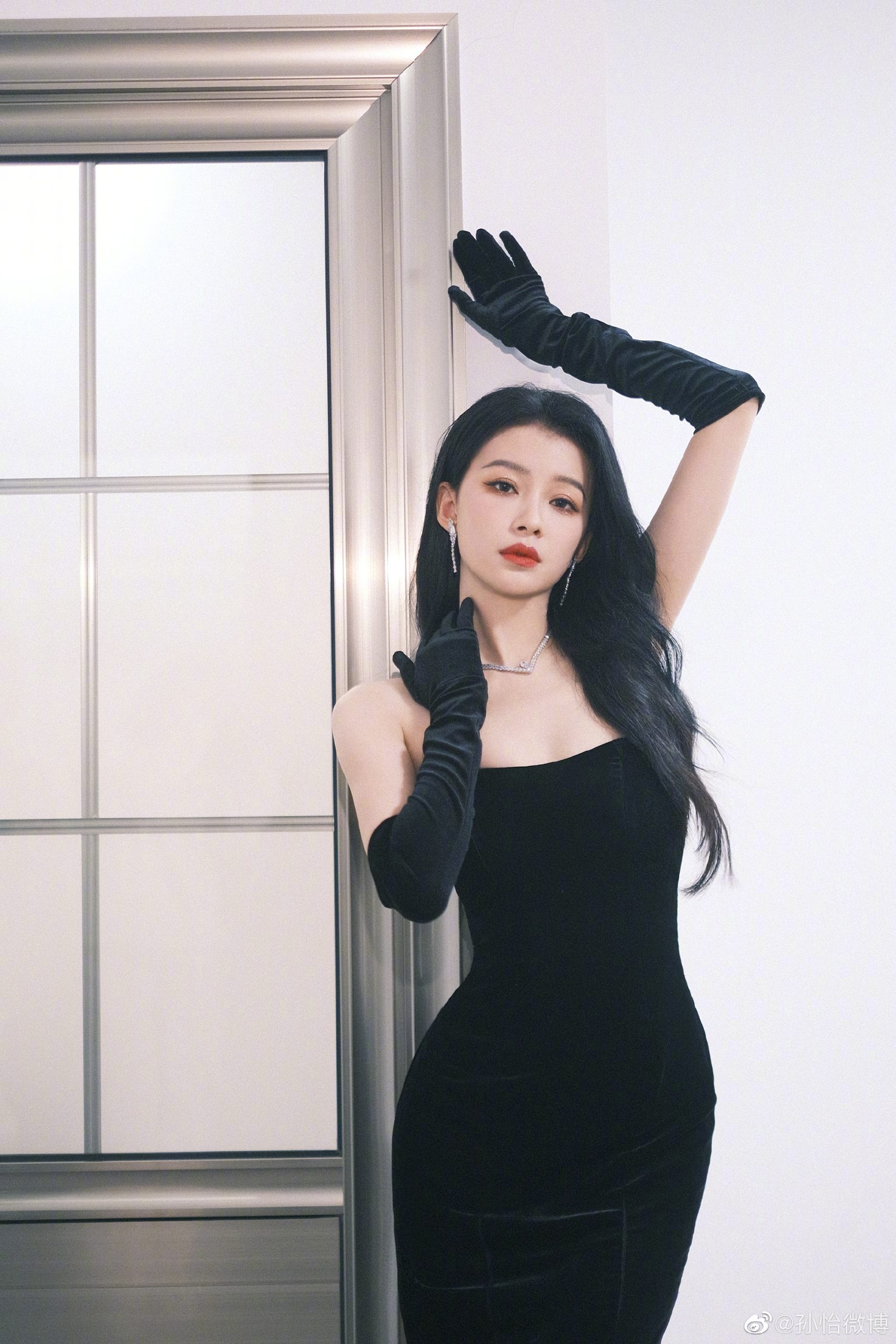 孙怡穿抹胸黑裙身材婀娜 皮肤白皙娇艳迷人 