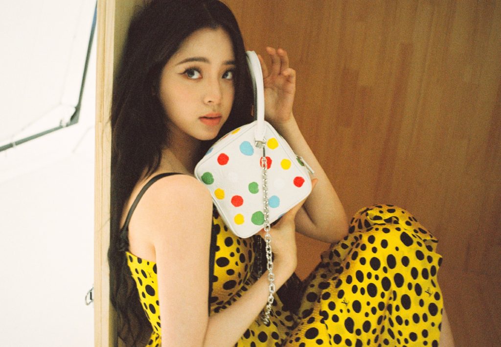 欧阳娜娜穿波点裙甜美wink 少女感满满 