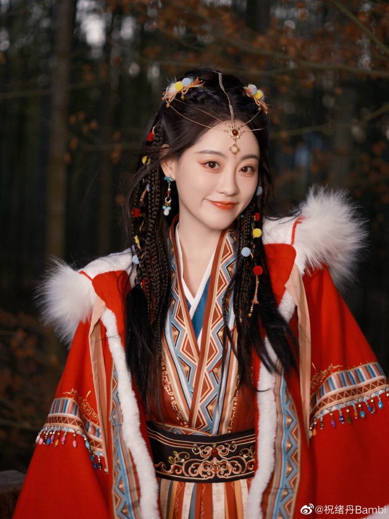 祝绪丹化身异域少女-披红色斗篷娇艳迷人