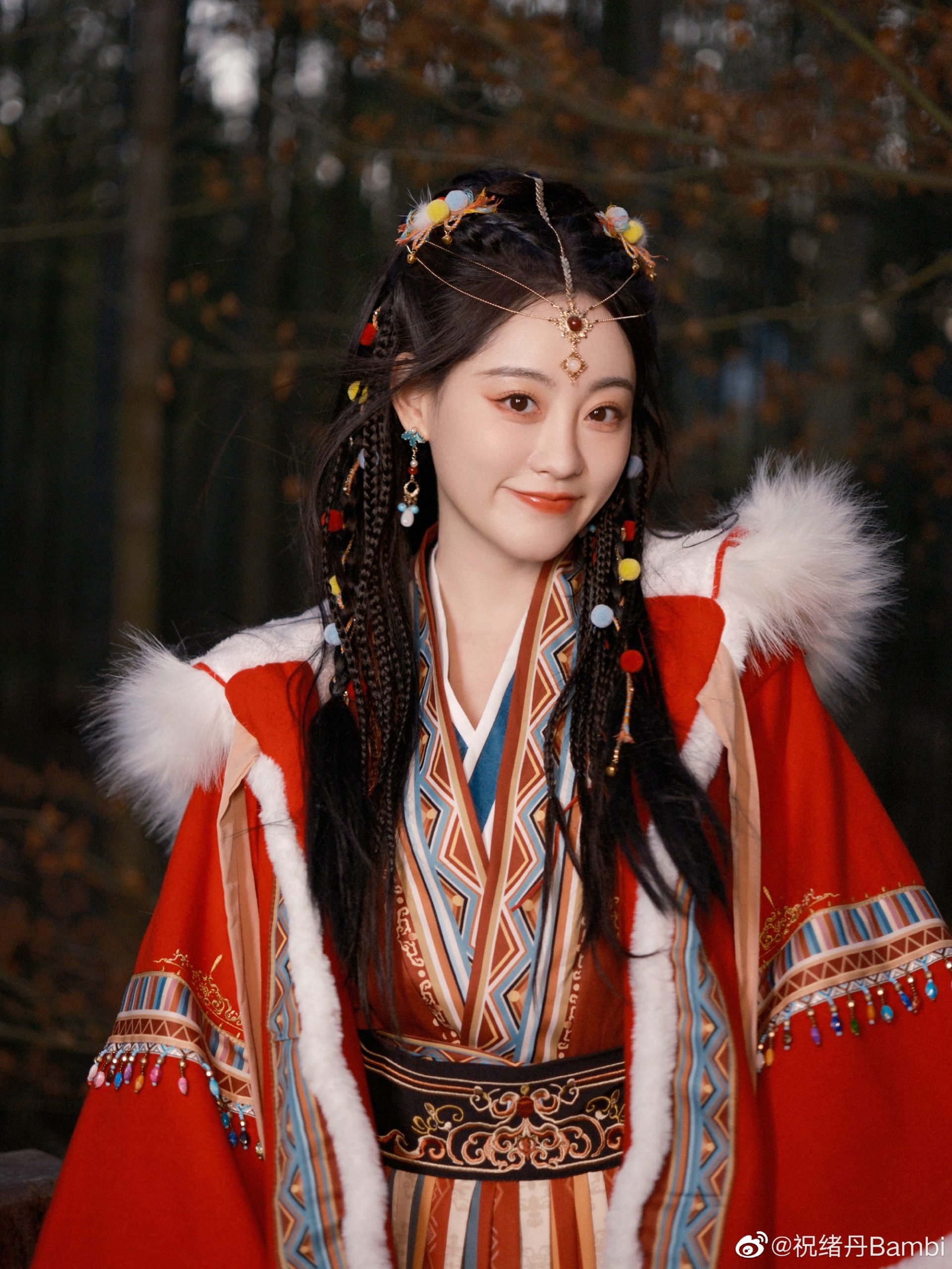 祝绪丹化身异域少女-披红色斗篷娇艳迷人