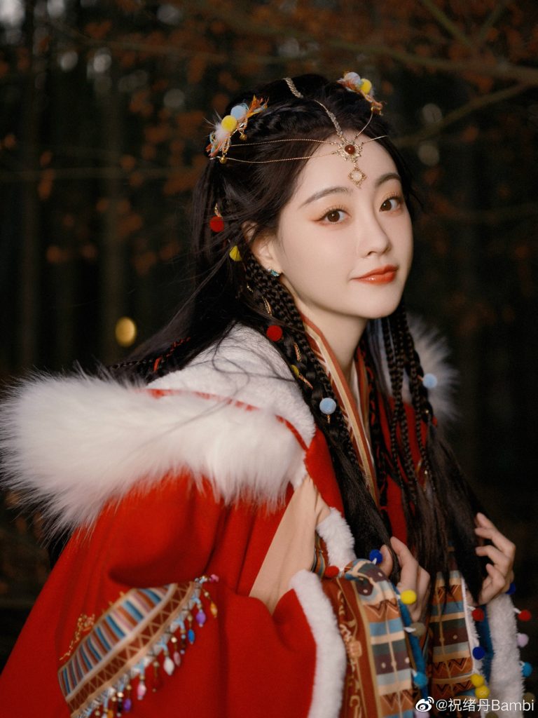 祝绪丹化身异域少女-披红色斗篷娇艳迷人