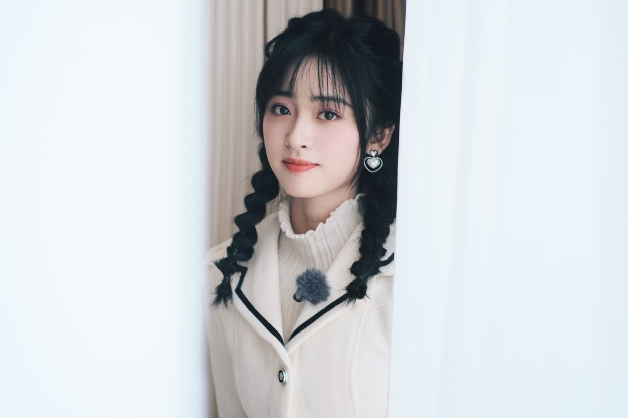 沈月晒六宫格美照 戴爱心耳坠精致甜美