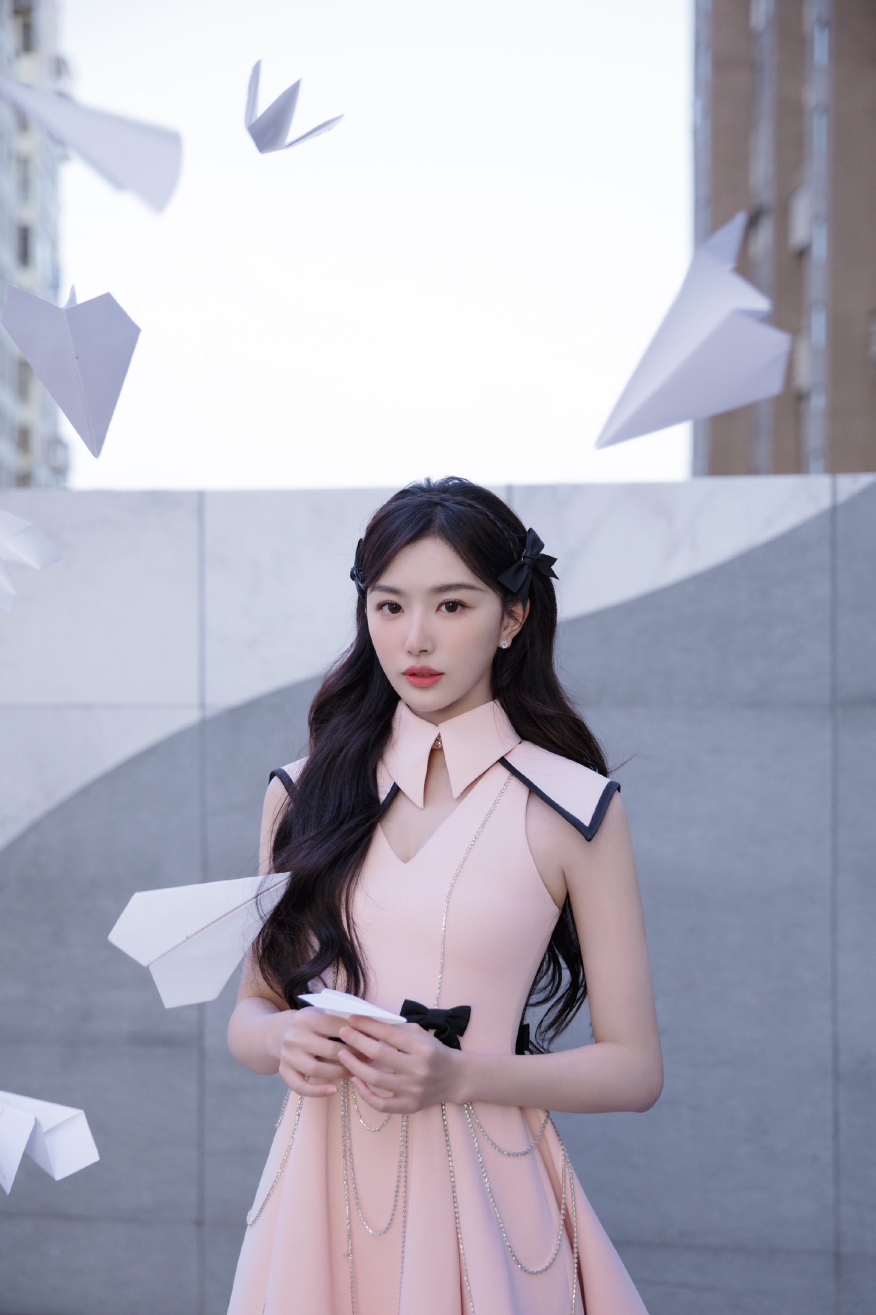 孔雪儿穿公主风粉裙 头戴蝴蝶结娇俏可人