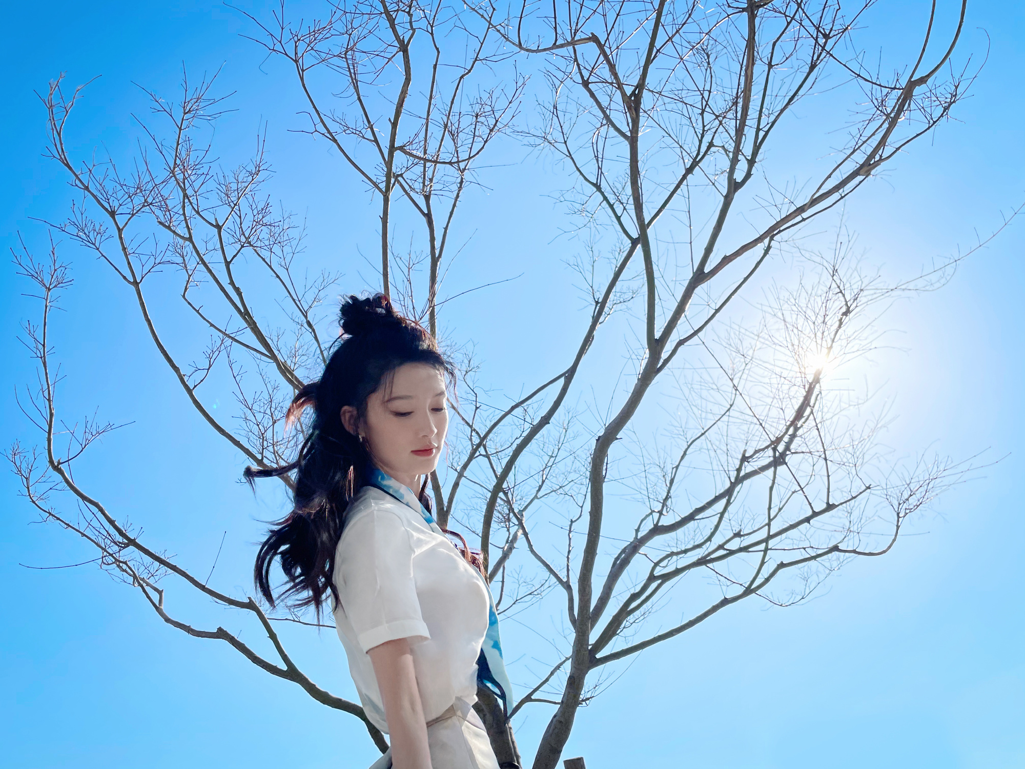 <strong>李沁穿蓝色半裙清纯动人 在阳光下白到发光</strong>