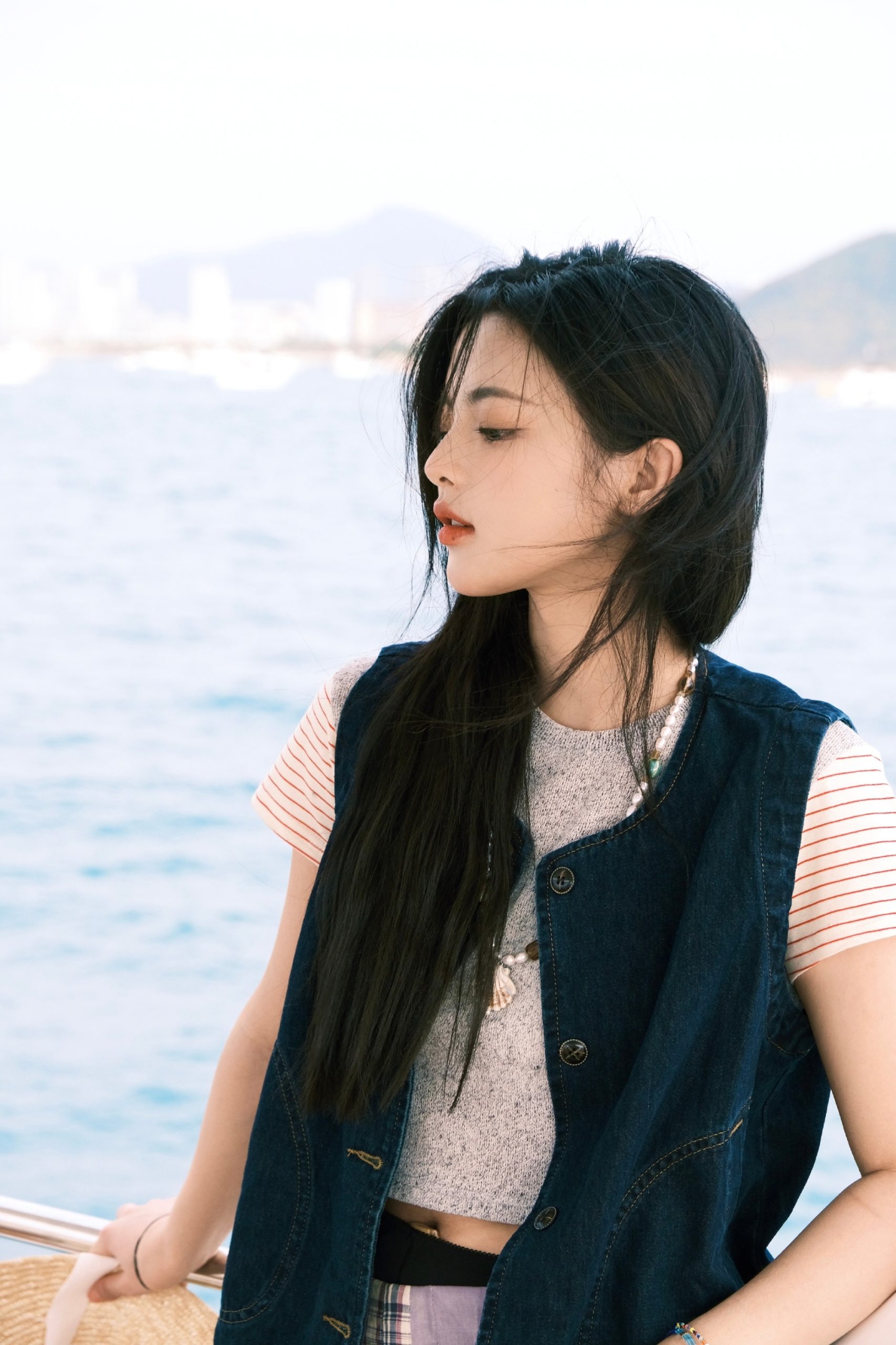 杨超越晒出海美照 戴草帽搞怪又可爱