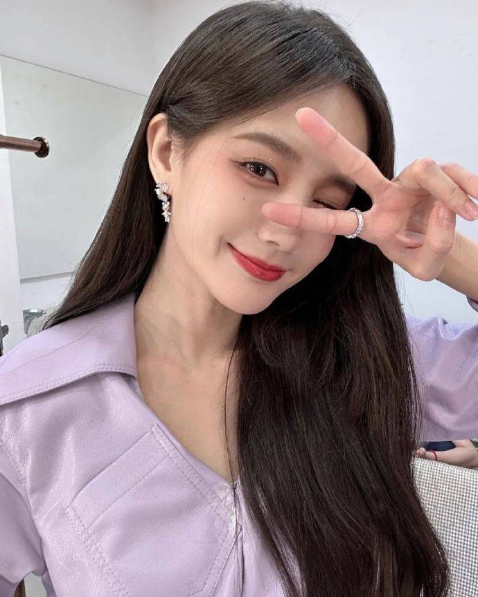 李一桐晒自拍少女感十足 捧脸比心甜度满分