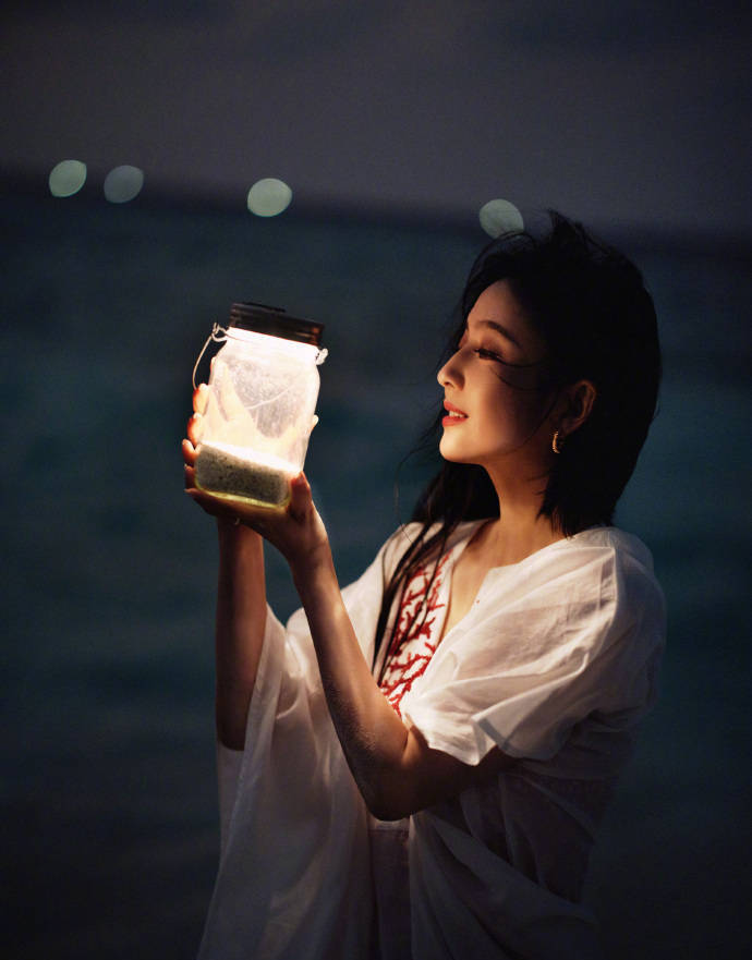 佟丽娅晒海滩美照 笑颜提灯妙似少女