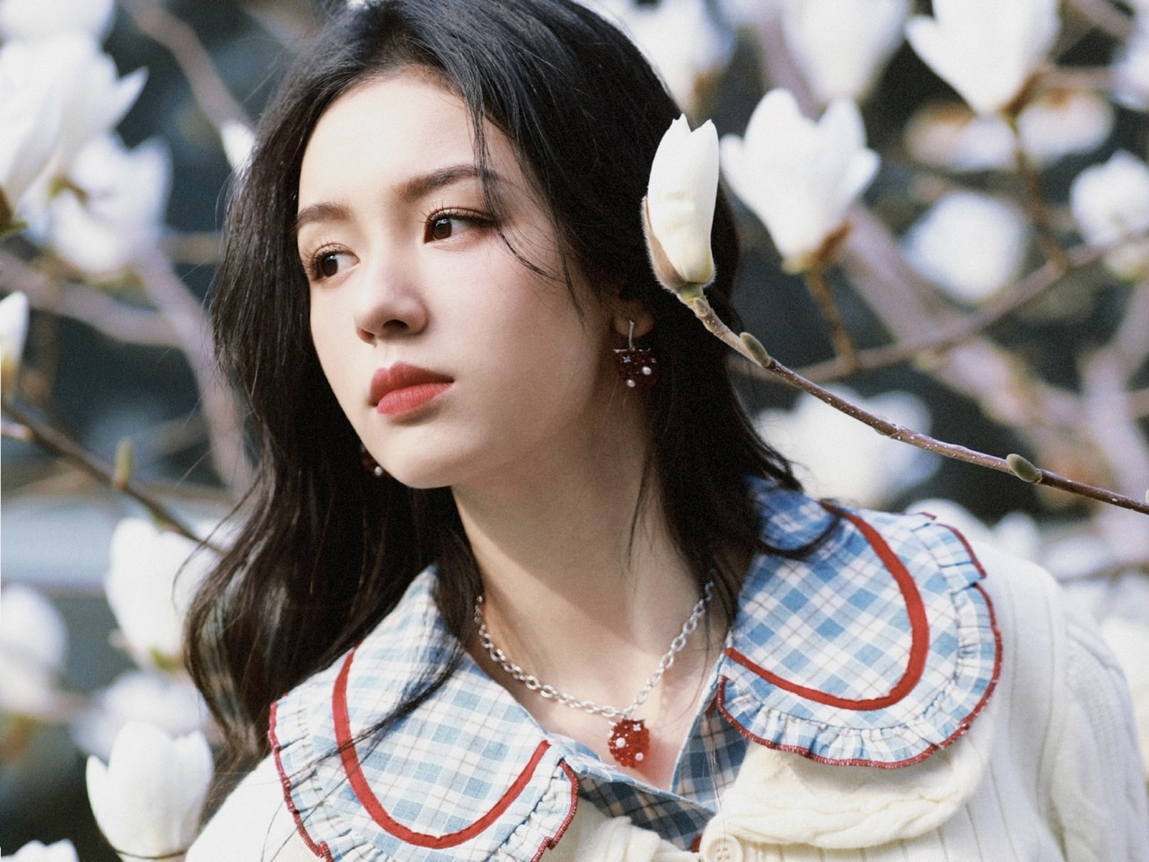周也穿针织套装甜美可人 与花合影人比花娇