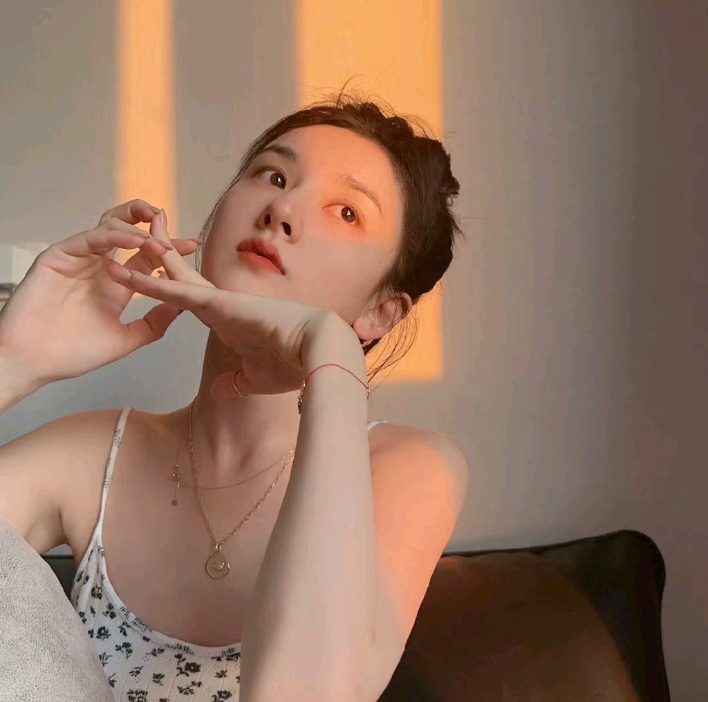 宋祖儿晒居家随拍 扎丸子头穿吊带灵气十足