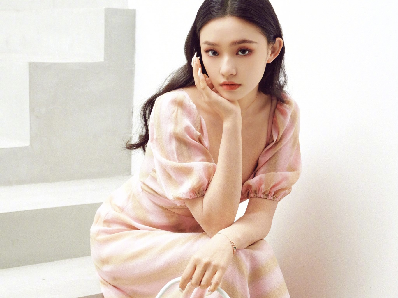 林允穿粉裙展现火辣身材 娇艳甜美似公主
