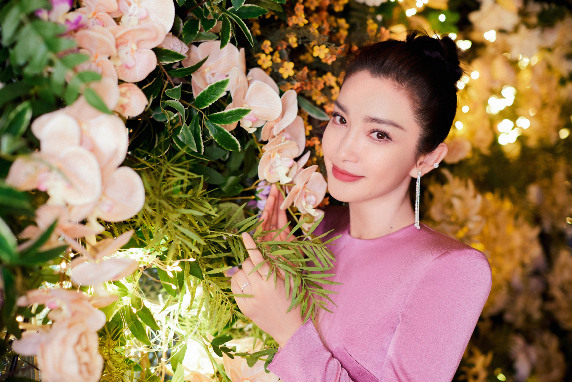 李冰冰穿露背长裙身姿婀娜 倚花墙人比花娇