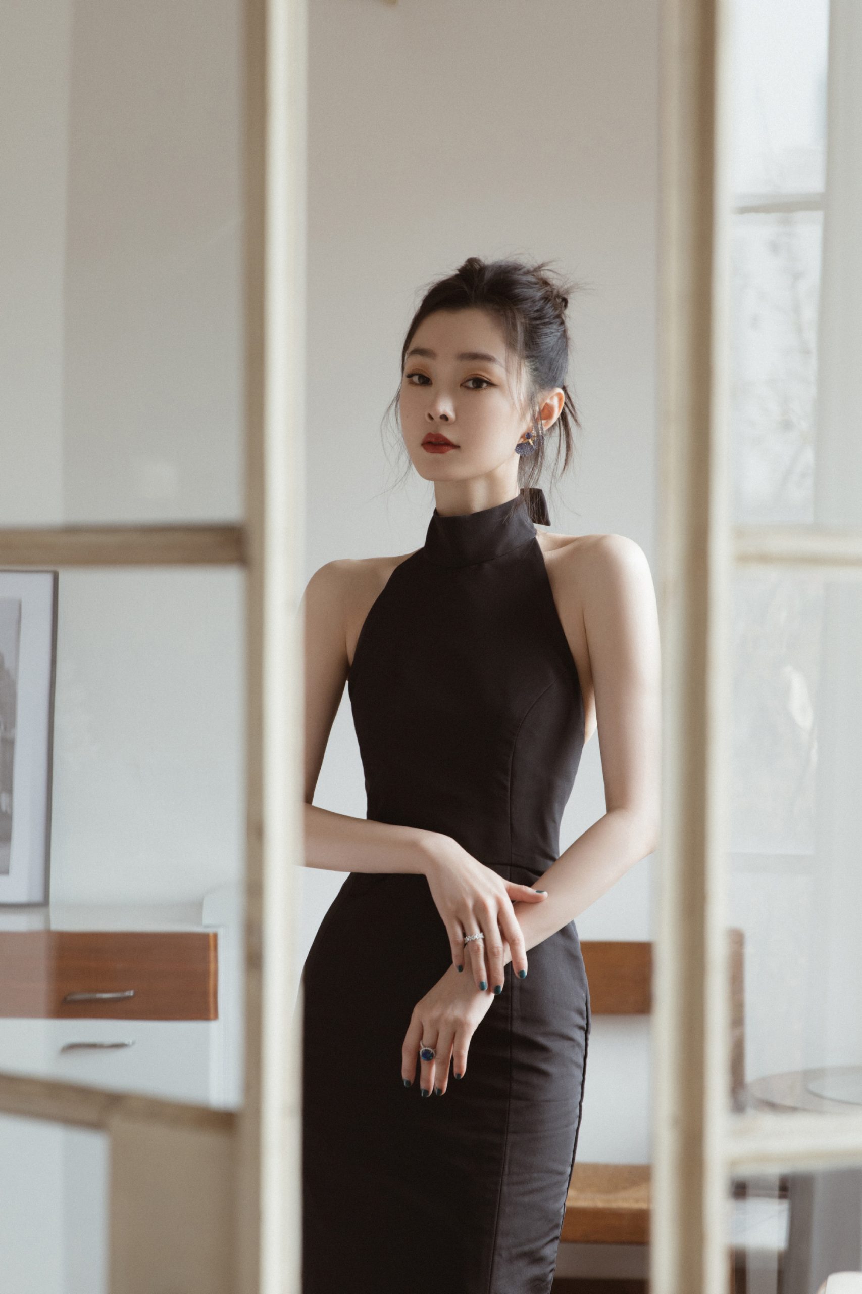 宋轶穿挂脖裙身材完美 眉眼如画温柔似水