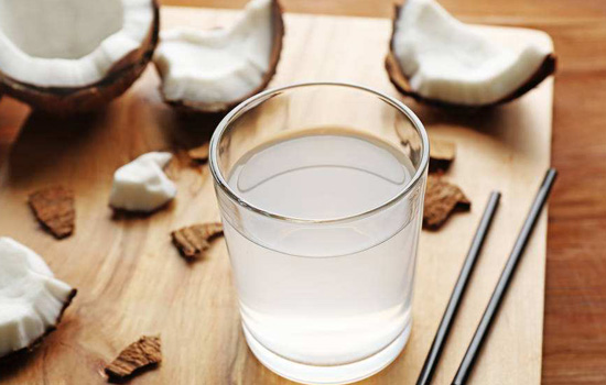 探索椰子水的神奇之处：功效、作用与冷知识