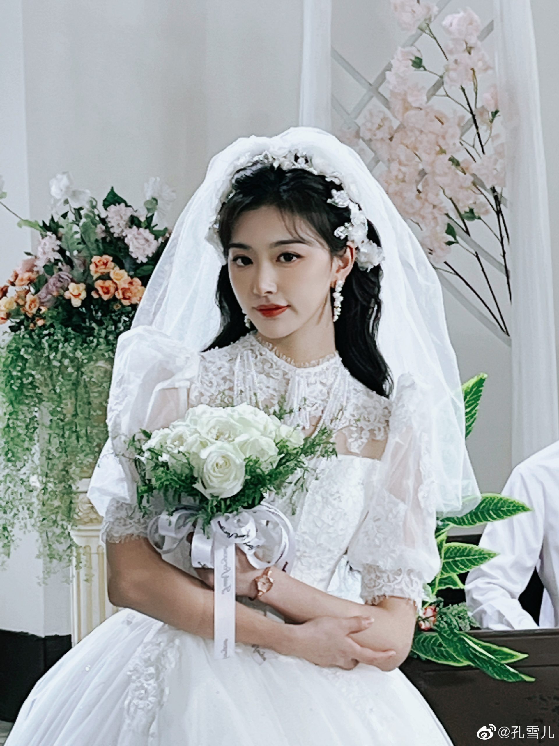孔雪儿晒拍摄花絮照 民国造型娇俏灵动