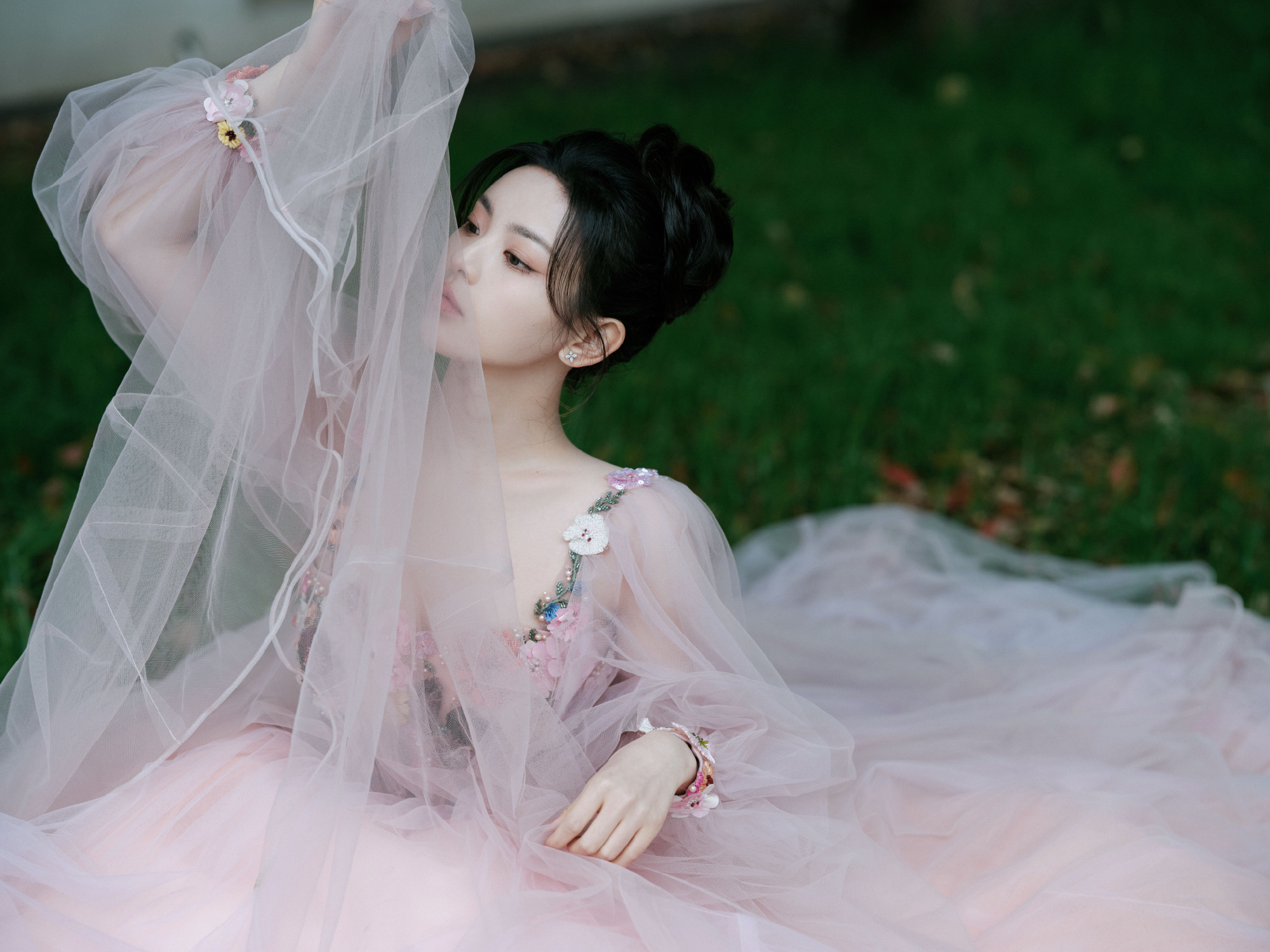 杨超越穿粉纱裙娇俏甜美 手提裙摆似公主