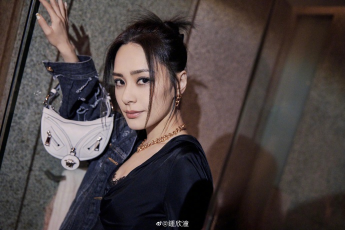 阿娇蕾丝抹胸上衣身材好 扎发尽显成熟魅力