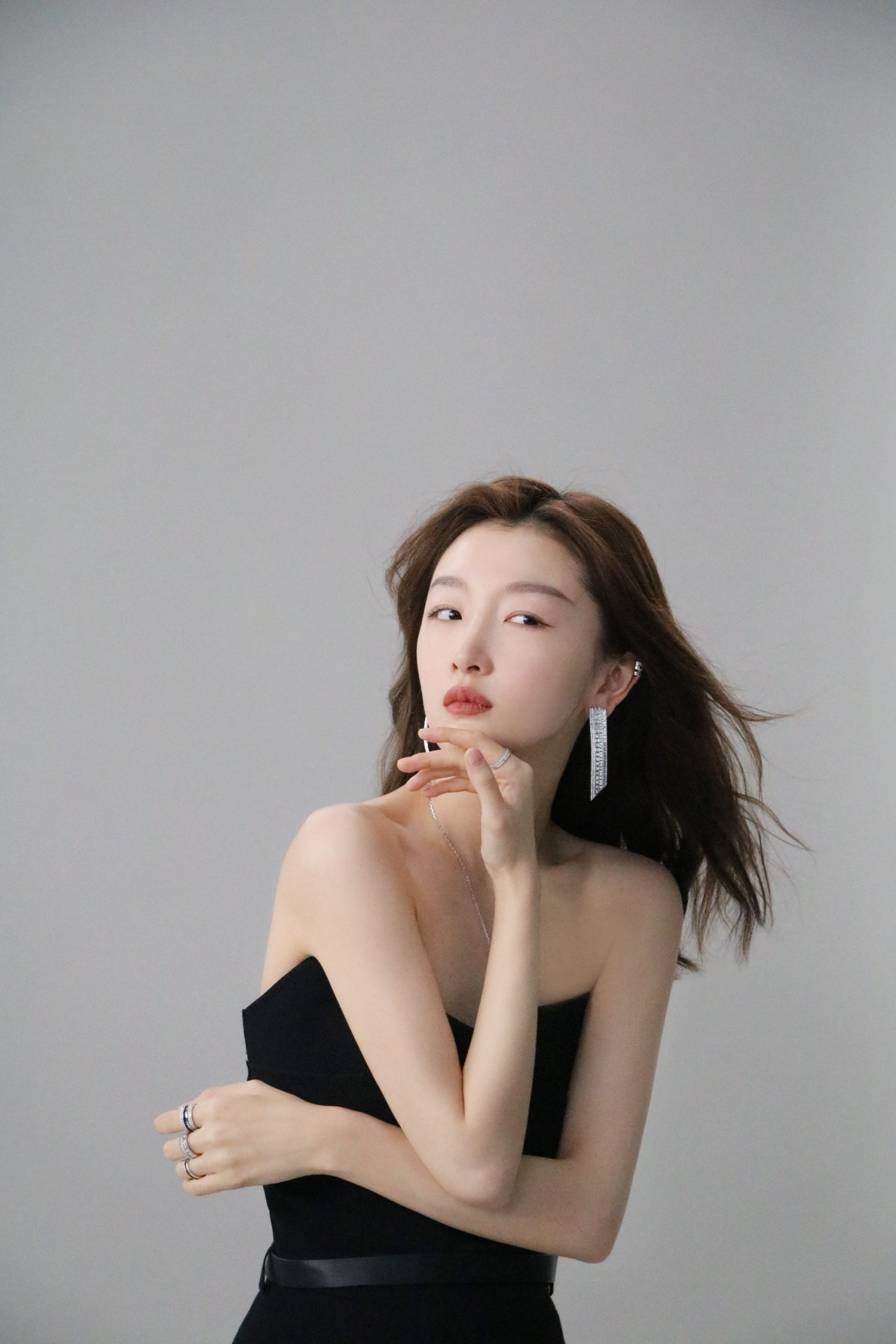 周冬雨穿抹胸裙露美背 长发妩媚迷人