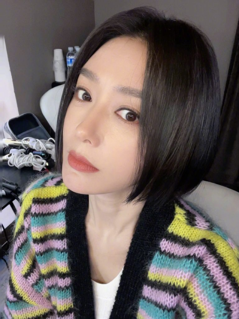 秦岚晒自拍美照 托腮嘟嘴比耶可爱卖萌