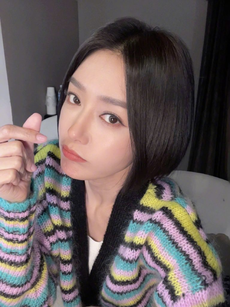 秦岚晒自拍美照 托腮嘟嘴比耶可爱卖萌