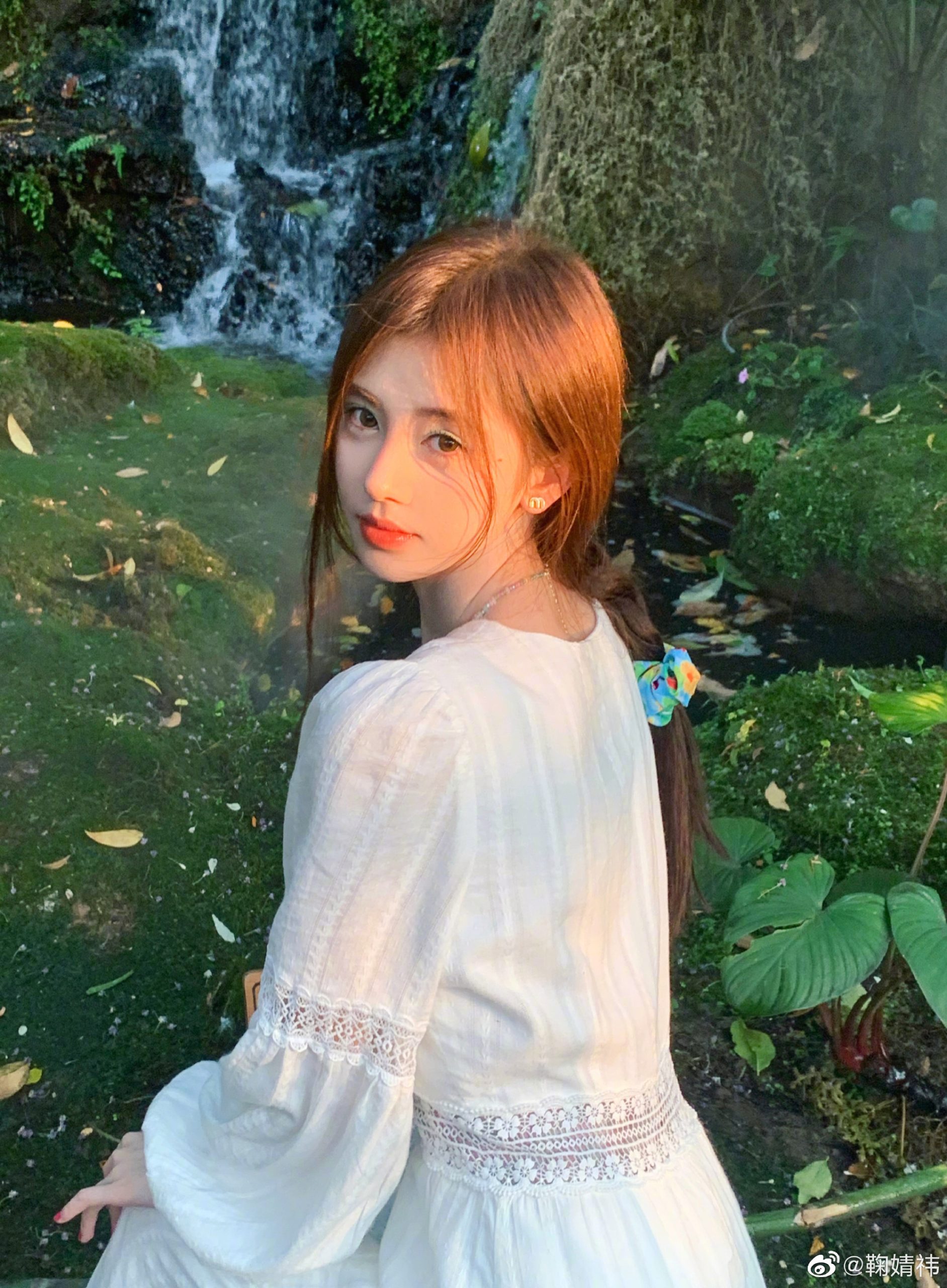 鞠婧祎扎麻花辫穿白裙 回眸甜笑清纯可人