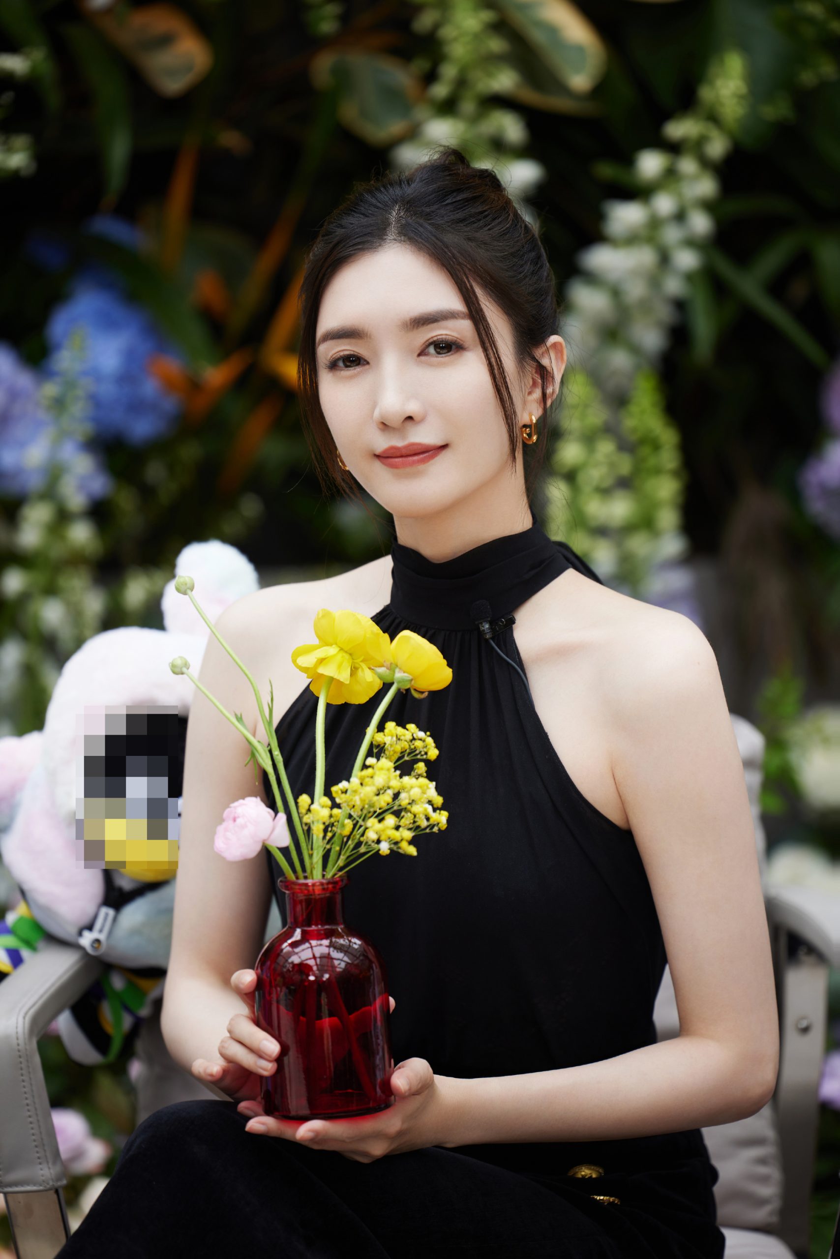 江疏影穿露背裙秀美背 温柔浅笑魅力十足