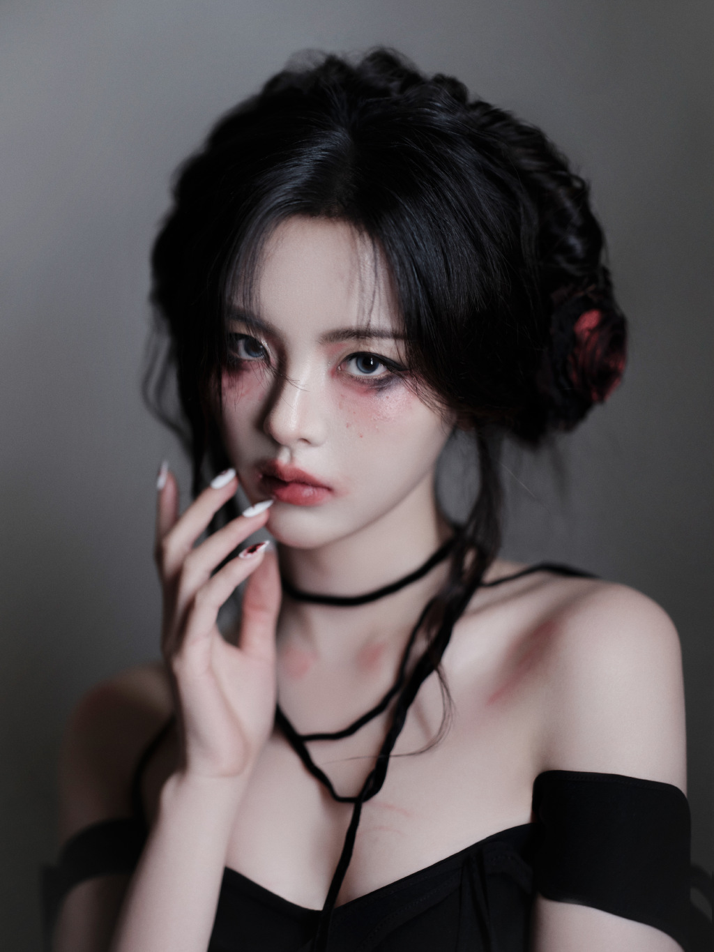 杨超越性感暗黑风造型 头戴玫瑰红唇妩媚