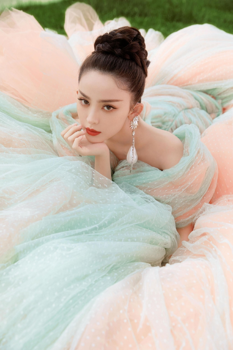 古力娜扎新造型曝光 渐变纱裙配绝美颜值