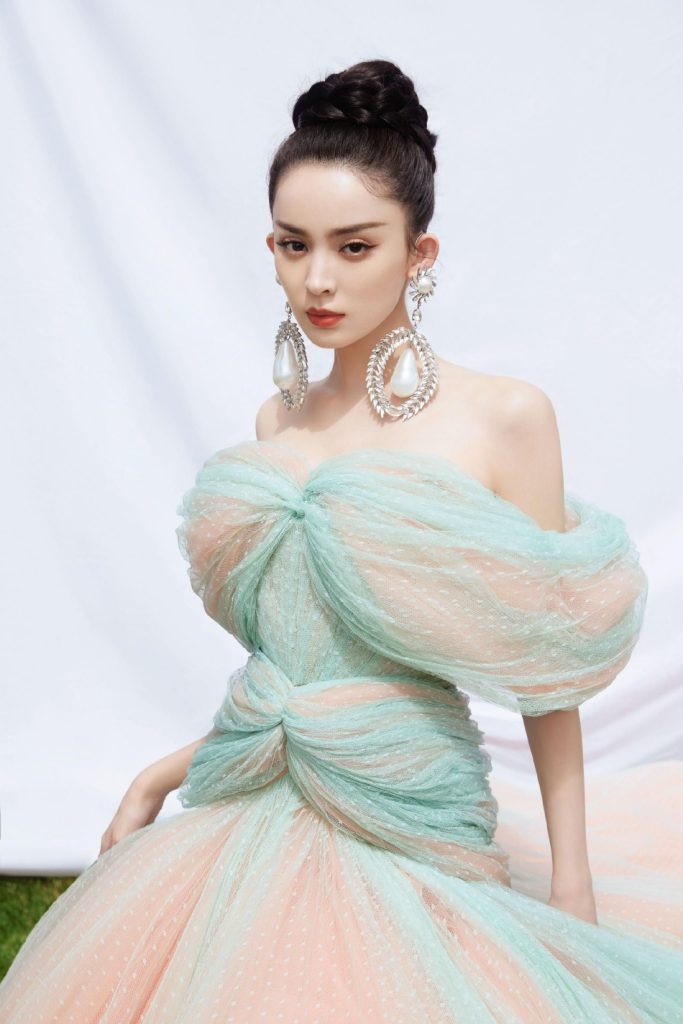 古力娜扎新造型曝光 渐变纱裙配绝美颜值