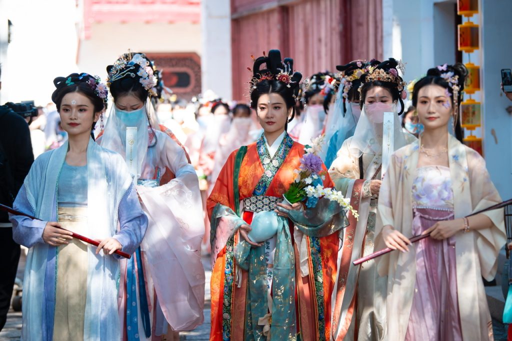五一来锦绣中华,白天看国风华服秀典,晚上逛32万㎡星光灯海