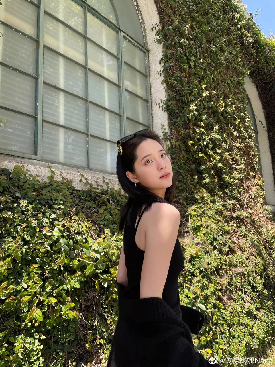 欧阳娜娜戴墨镜穿全黑装小露香肩又甜又酷