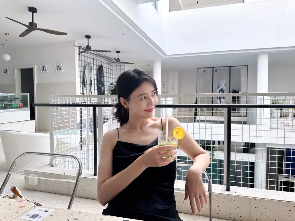 高圆圆穿吊带裙气质出众笑容明媚好治愈