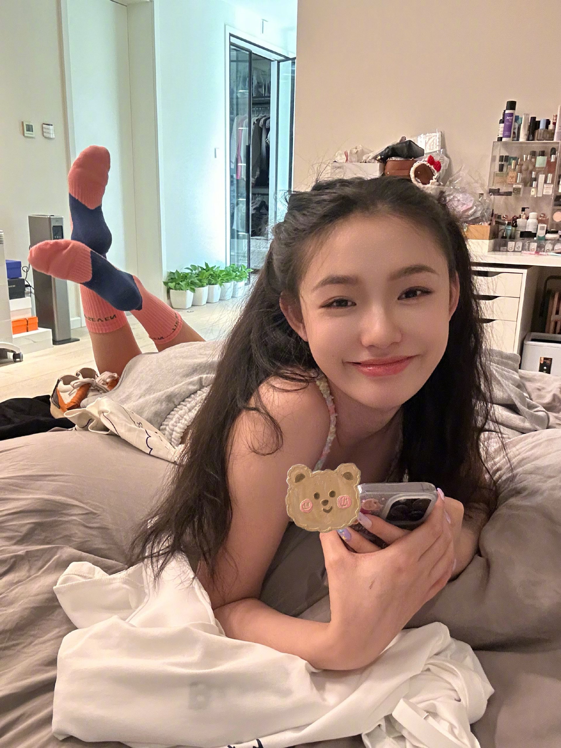 林允穿吊带扎双马尾 俏皮wink甜美动人