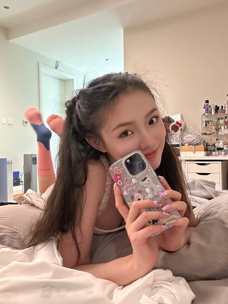 林允穿吊带扎双马尾 俏皮wink甜美动人