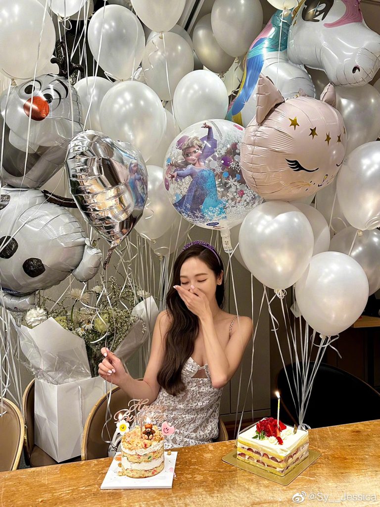 郑秀妍晒庆生照笑容灿烂 捧蛋糕捂脸显娇羞