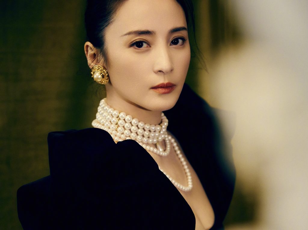 颜值太能打！蒋勤勤穿黑丝绒长裙优雅迷人