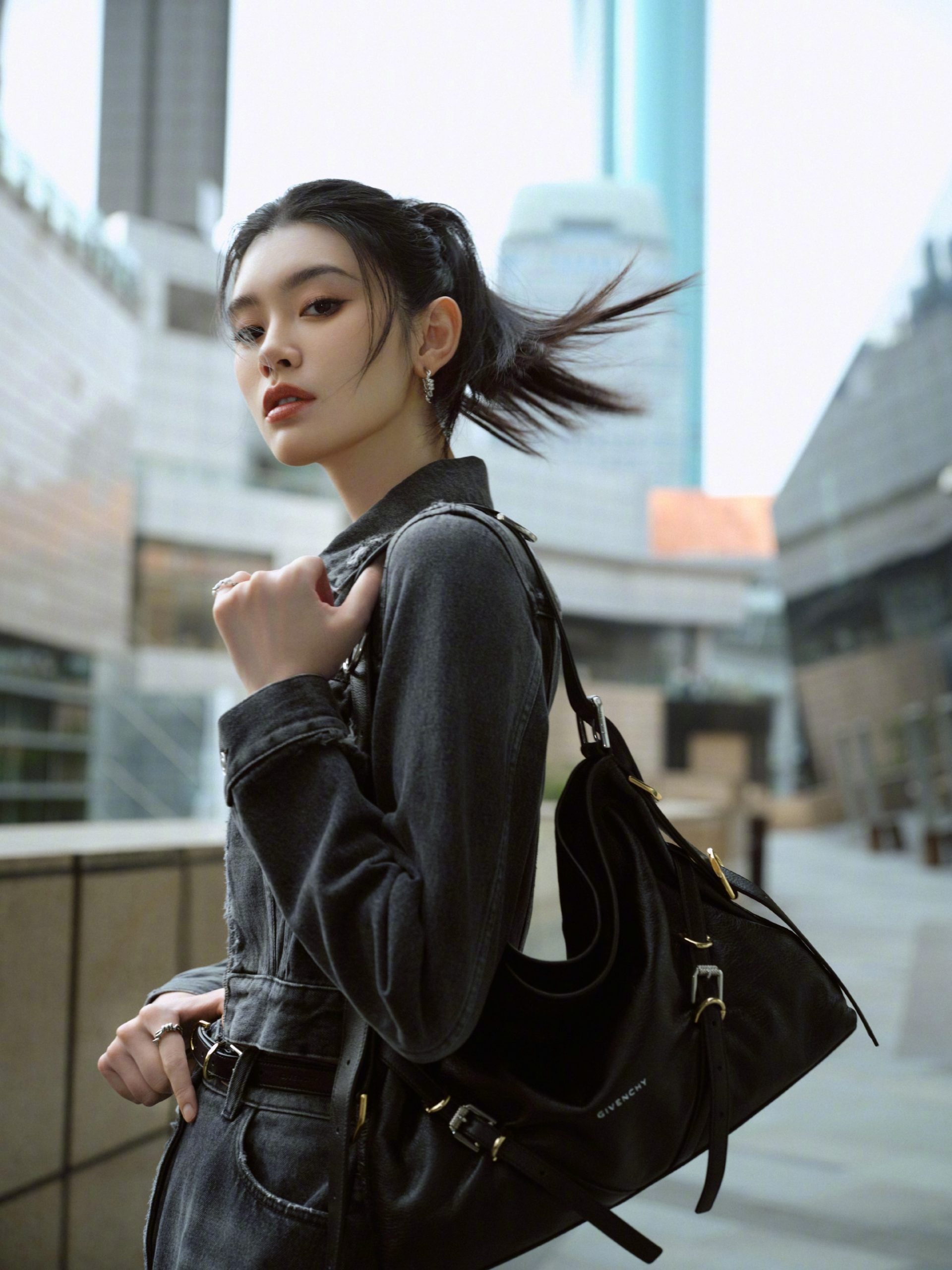 超模气场！奚梦瑶穿牛仔装扎马尾复古时髦