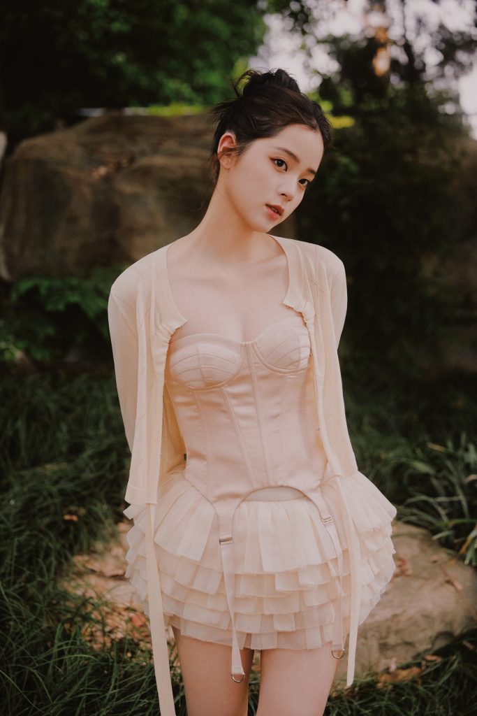 在逃公主！欧阳娜娜盘发穿芭蕾裙乖巧甜美