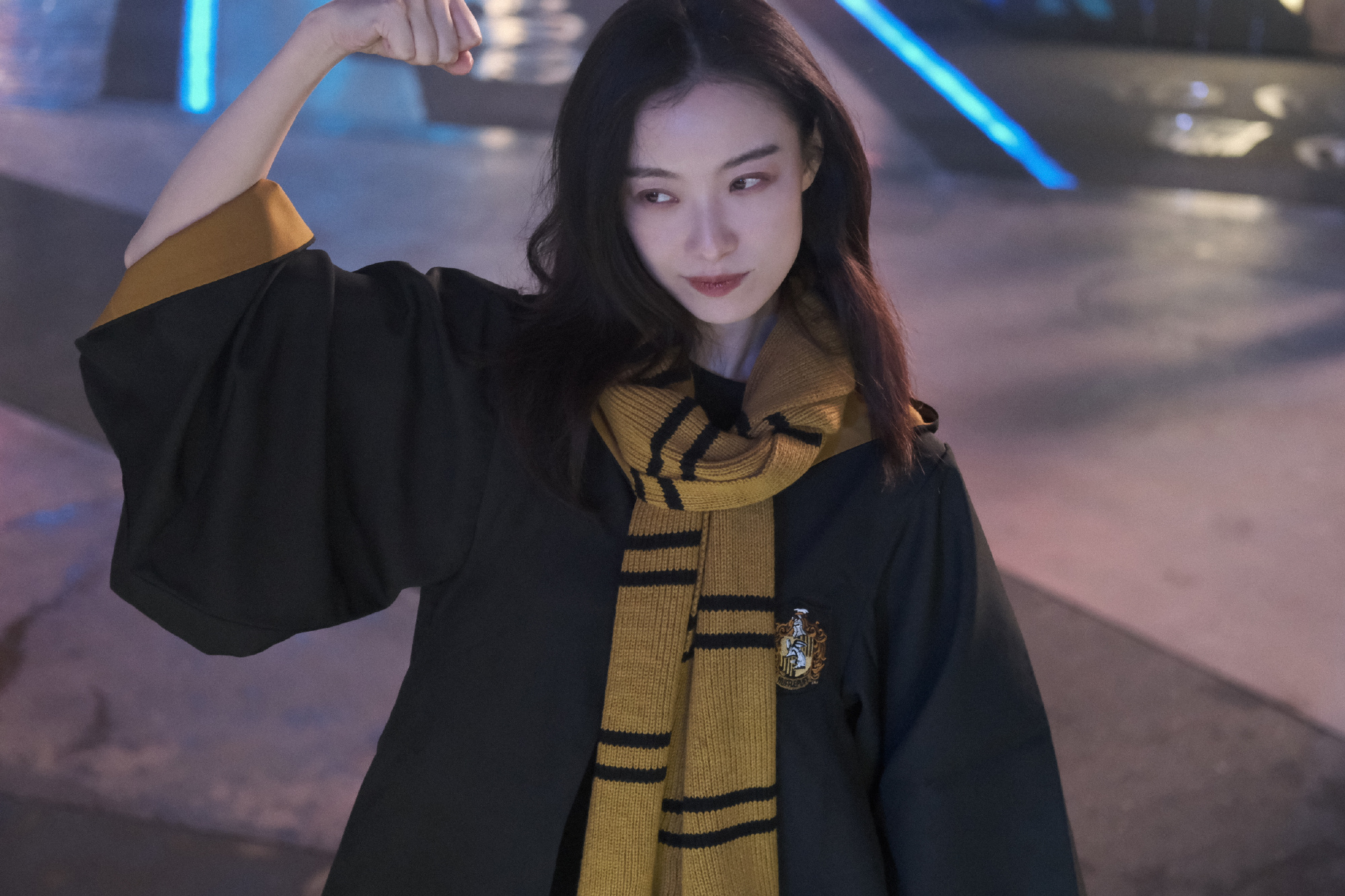 倪妮畅游环球影城 穿魔法袍笑容灿烂