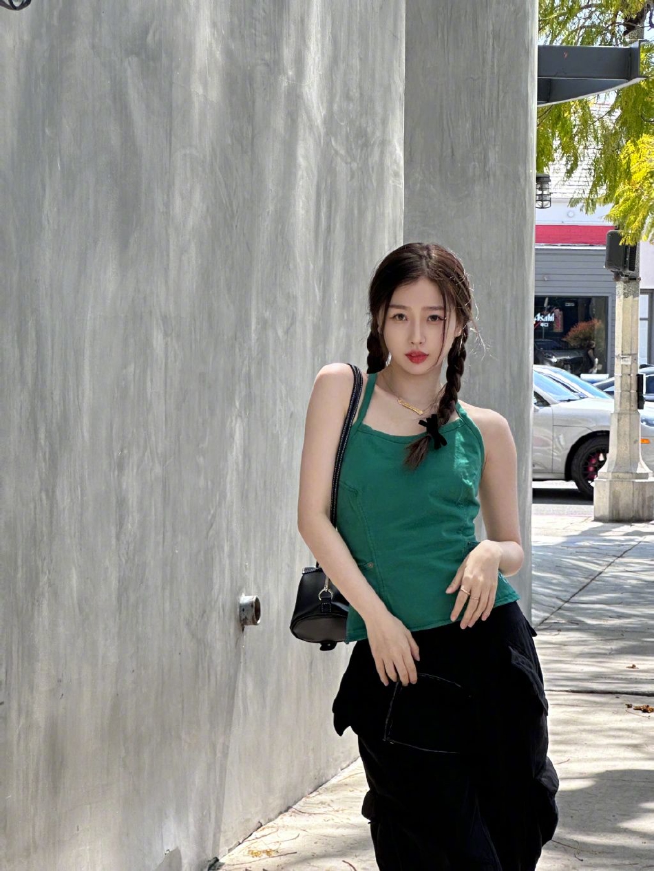 虞书欣分享夏日穿搭 穿露背吊带甜辣可人