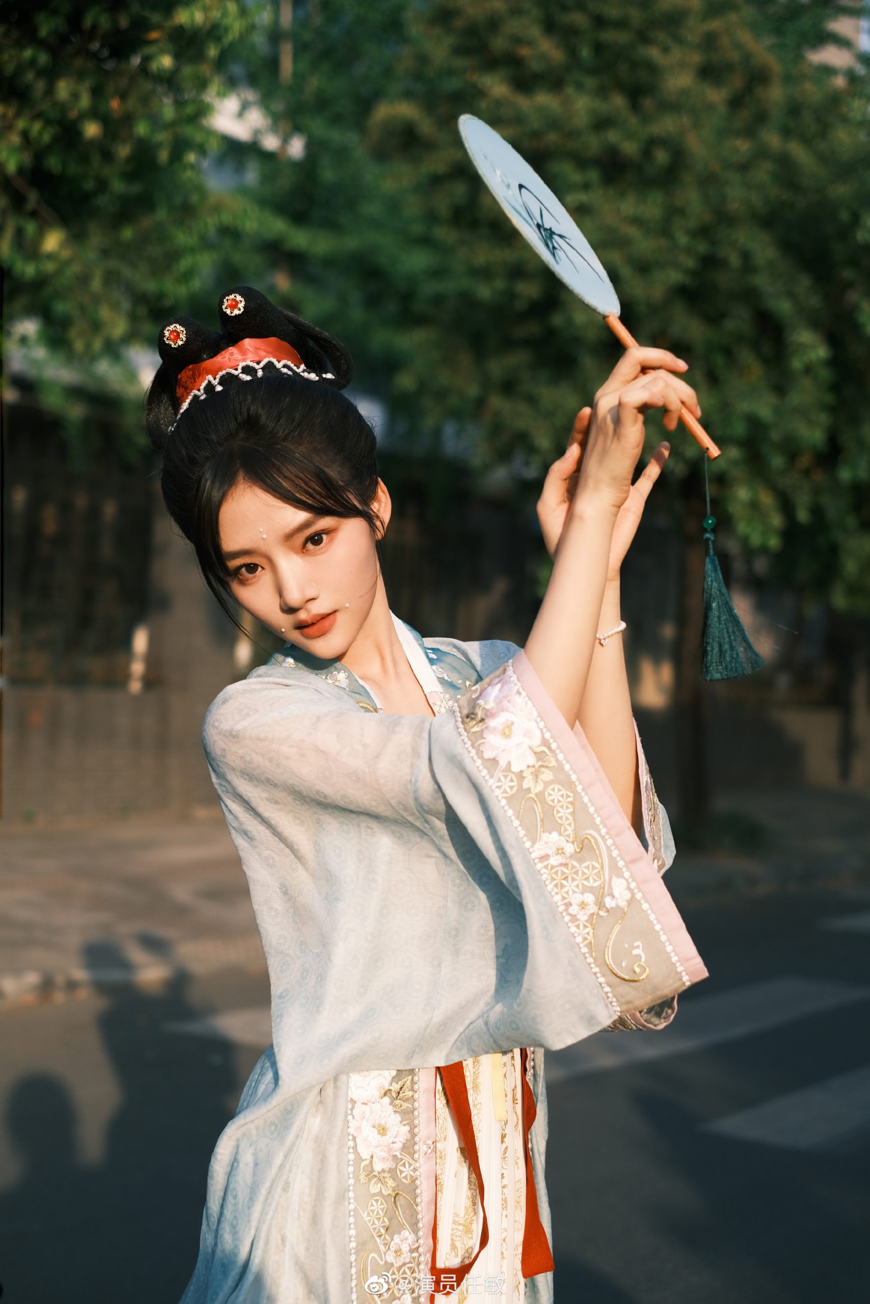 任敏晒古风珍珠妆绝美 持团扇漫步身姿摇曳
