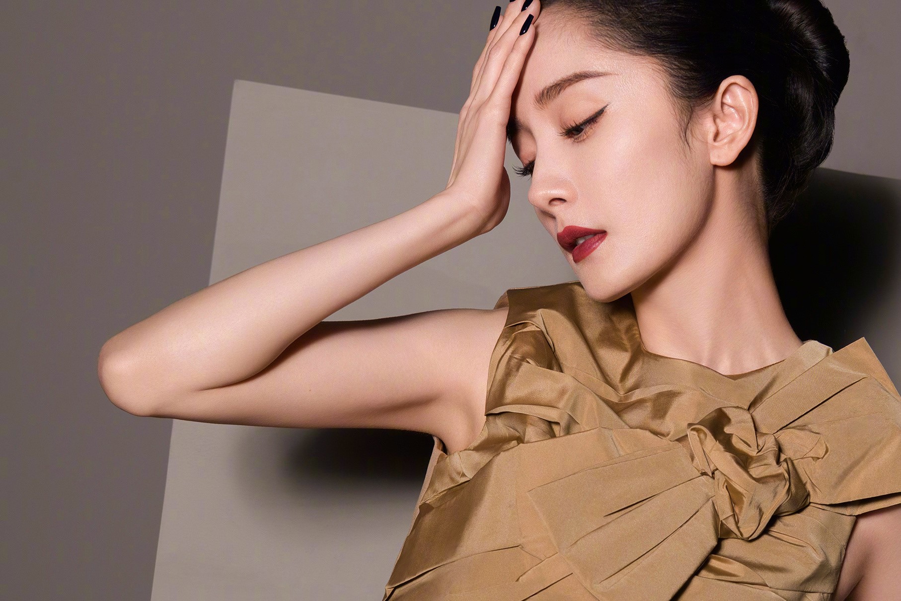 杨幂演绎摩登女郎造型 黑丝高跟秀美腿