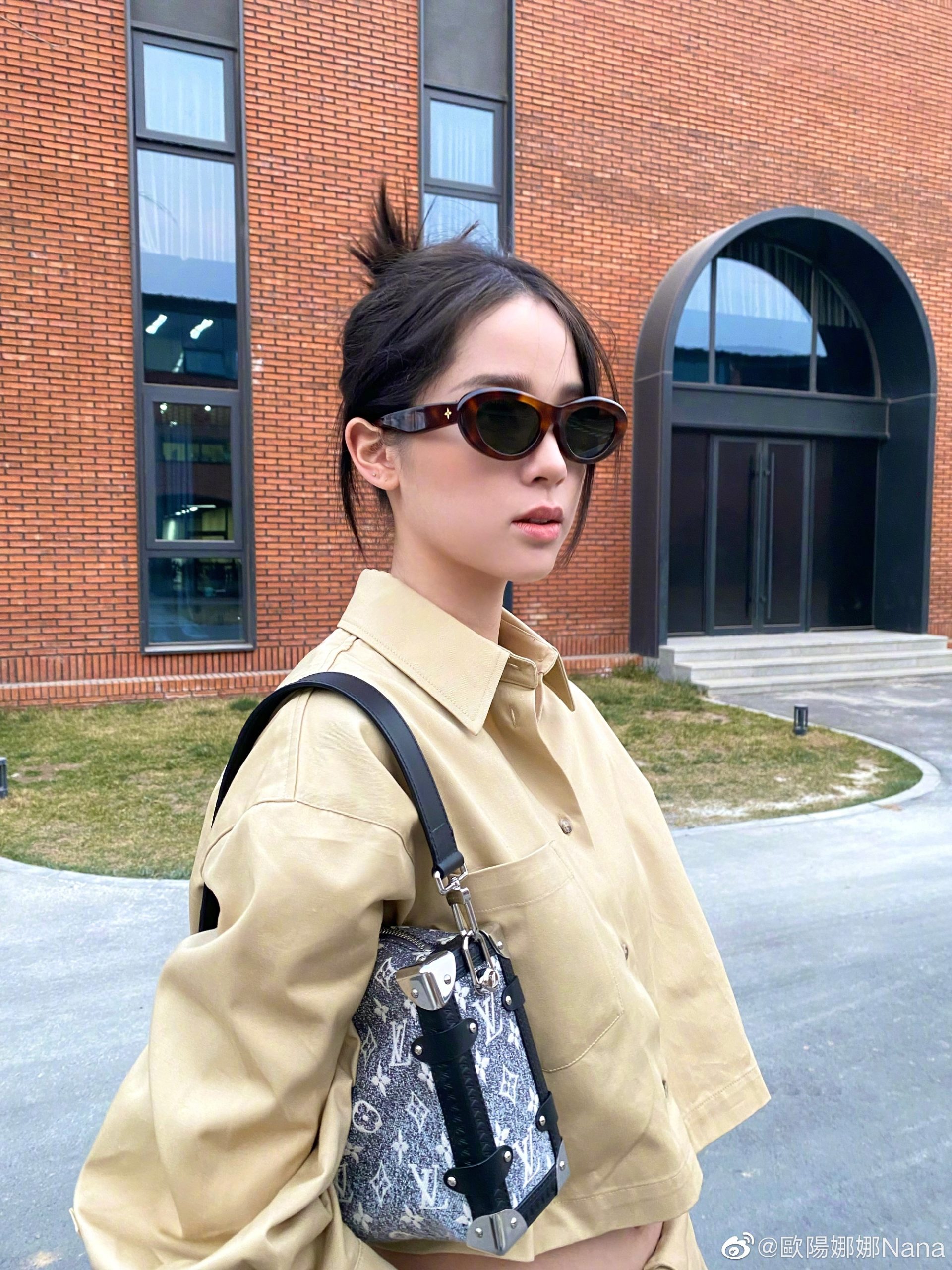 欧阳娜娜化烟熏妆 戴墨镜穿短裙又甜又酷