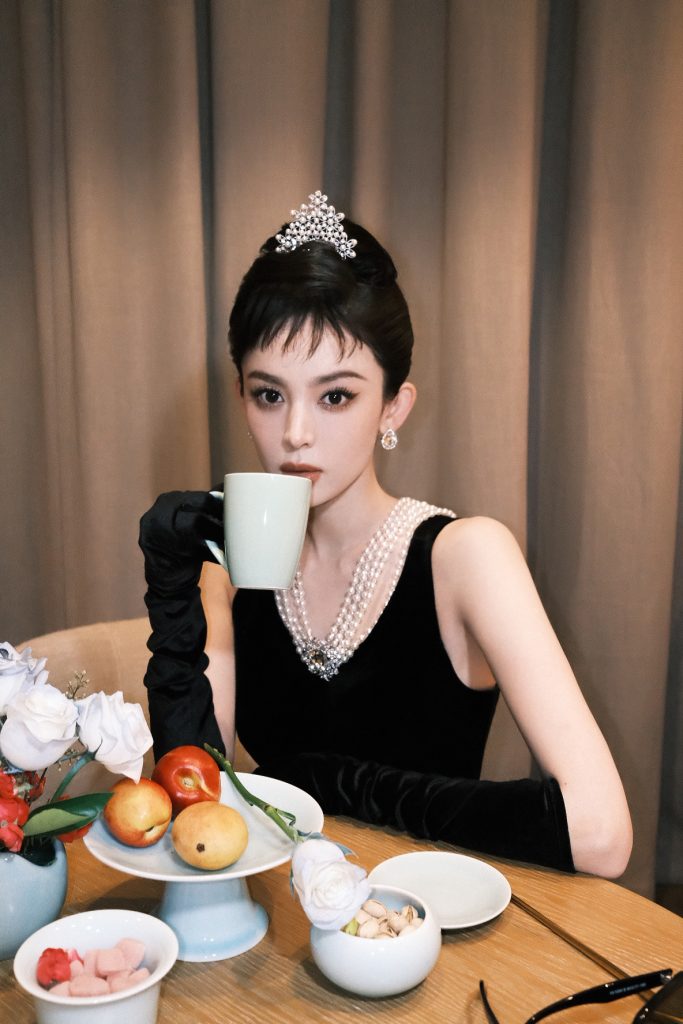 娜扎穿小黑裙戴皇冠 cos赫本颜值太惊艳