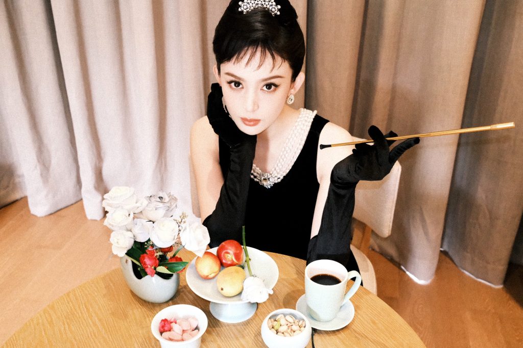 娜扎穿小黑裙戴皇冠 cos赫本颜值太惊艳